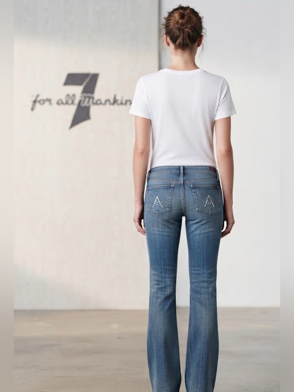 Authentic 7 For All Mankind signature A pocket flare jeans sz 28
